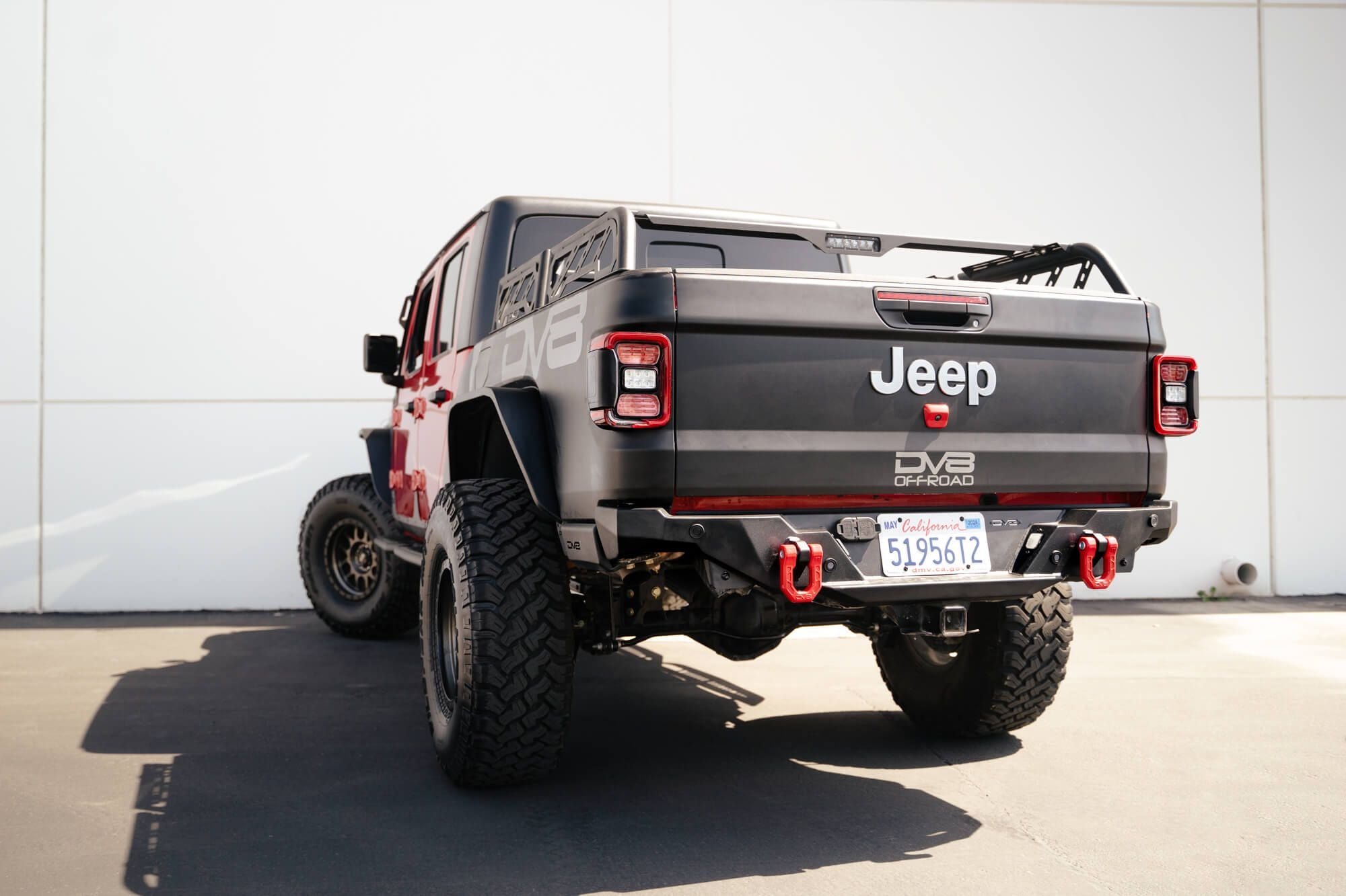 Back of a Jeep equipped with 2 red D-ring shackles