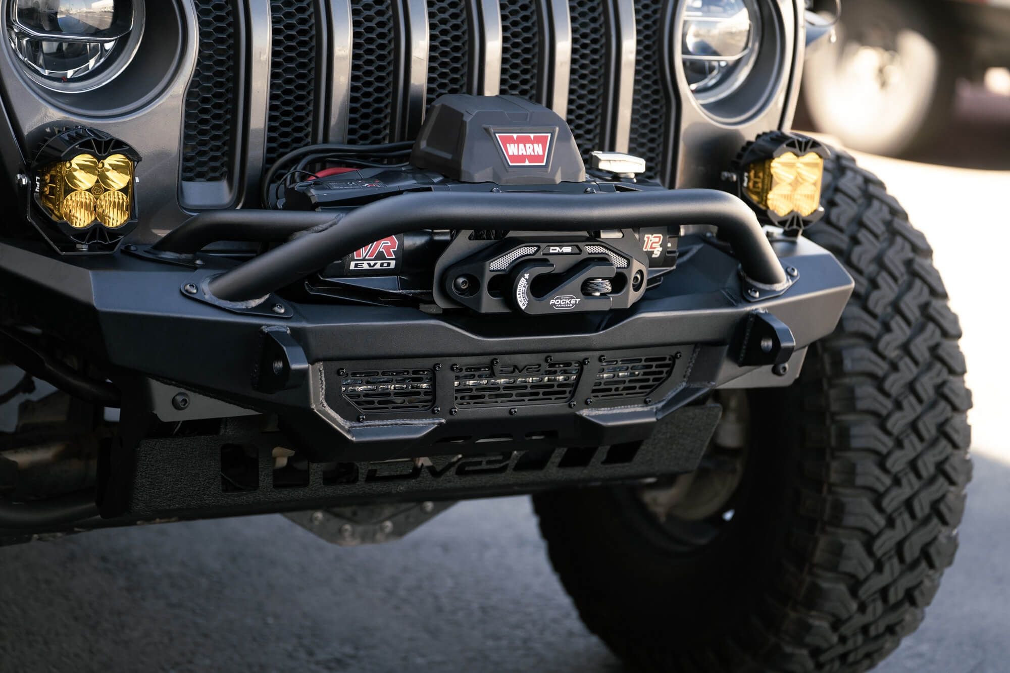 Front shot of a pocket fairlead equipped on the front of a Jeep